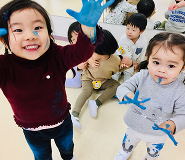 マットで遊ぶ子ども